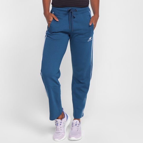 Calça Moletom New Balance Logo Feminina - Marinho Menor preço em Calça Moletom New Balance Logo Feminina - Marinho