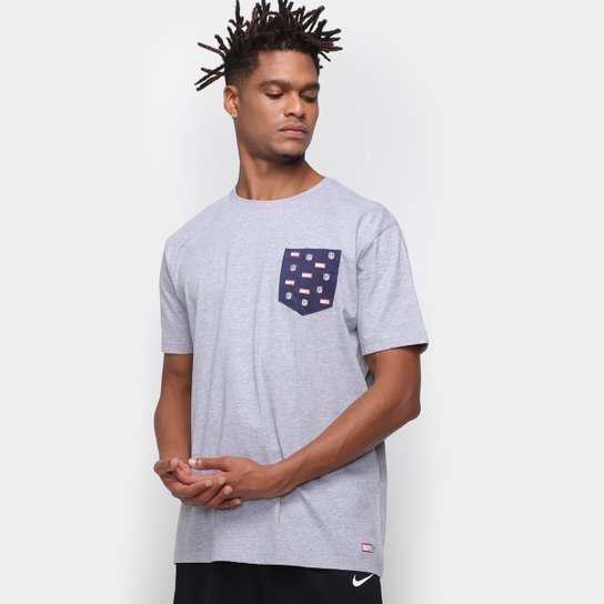 Camiseta NFL Pocket Marvel Masculina - Mescla Claro Menor preço em Camiseta NFL Pocket Marvel Masculina - Mescla Claro